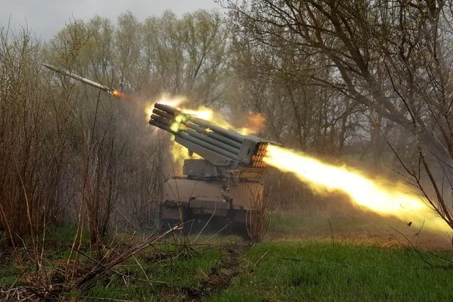 Ukrainian servicemen fire a BM-21 Grad multiple rocket launch system, as Russia's attack on Ukraine continues, in Kharkiv region, Ukraine on April 20, 2022. (Photo by Serhii Nuzhnenko/Reuters)