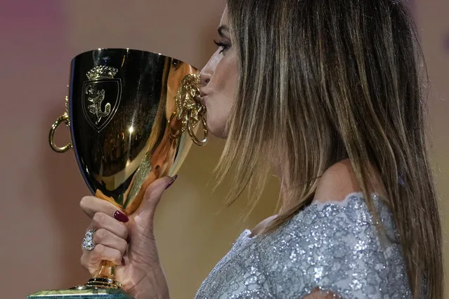 Spanish actress Penelope Cruz kisses the Coppa Volpi Best Actress award for “Parallel Mothers” onstage at the closing ceremony during the 78th edition of the Venice Film Festival in Venice, Italy, Saturday, September 11, 2021. (Photo by Domenico Stinellis/AP Photo)