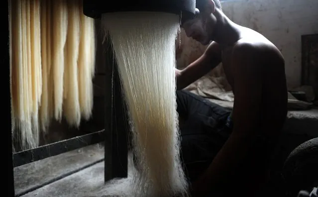 An Indian worker prepares vermicelli, used to make a traditional sweet dish popular during the muslim fasting month of Ramadan, in Allahabad on June 16, 2016. Muslims throughout the world are marking the month of Ramadan, the holiest month in the Islamic calendar during which devotees fast from dawn till dusk. (Photo by Sanjay Kanojia/AFP Photo)