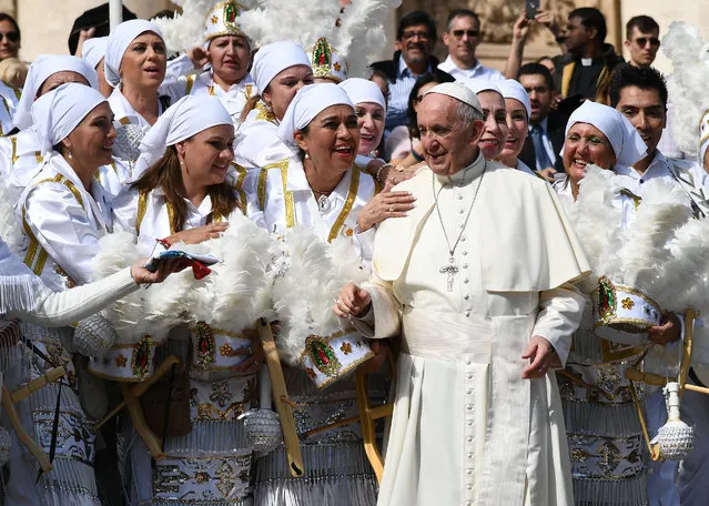 Pope Francis poses with a group of Mexican pilgrims wearing traditional costumes during his weekly general audience at St. Peter' s square in the Vatican on September 27, 2017. (Photo by Vincenzo Pinto/AFP Photo)