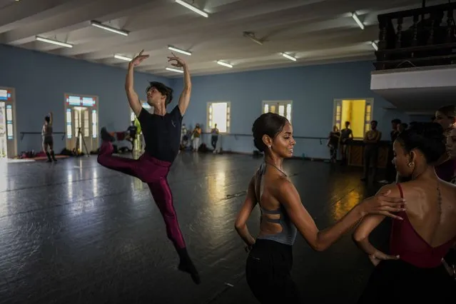 Dancers from Cuba's National Ballet rehearse under the leadership of U.S. choreographer Jessica Lang as they prepare next month's International Ballet Festival in Havana, Cuba, Thursday, September 1, 2022. (Photo by Ramon Espinosa/AP Photo)