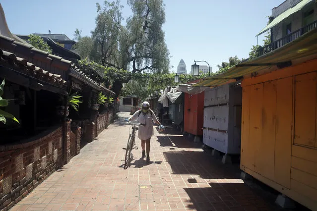 Christine Olivarri walks along the shuttered shops on Olvera Street amid the COVID-19 pandemic Tuesday, May 5, 2020, in Los Angeles. (Photo by Marcio Jose Sanchez/AP Photo)
