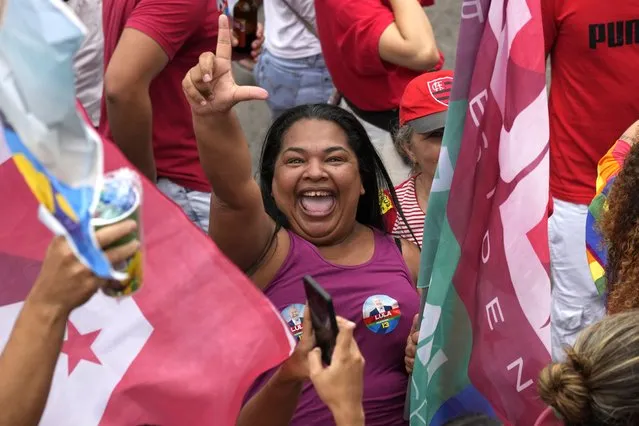A supporter of Brazil's former President Luiz Inacio Lula da Silva, who is running for office again, flashes the letter L for “Lula” during a campaign rally with him in the Complexo do Alemao favela in Rio de Janeiro, Brazil, Wednesday, October 12, 2022. The presidential run-off election is set for Oct. 30. (Photo by Silvia Izquierdo/AP Photo)