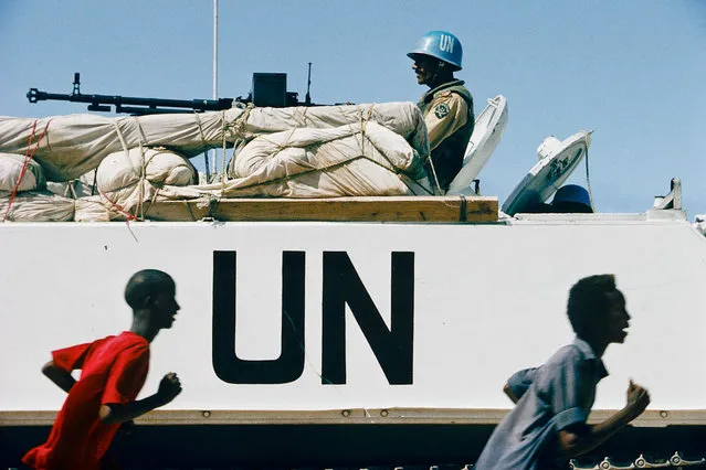 Somalia, Mogadishu.  Somalians and Pakistani soldiers under UN mandate in July 1993. (Jean-Claude Coutausse)