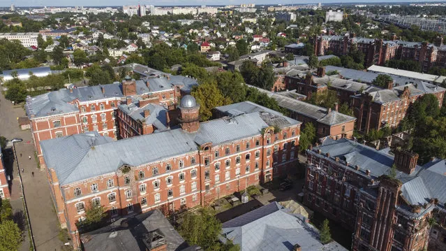 An aerial view of the Proletarka, a complex of red-brick buildings, in the city of Tver, about 200 kilometres (125 miles) northwest of Moscow, on August 8, 2020. The Proletarka was designed as model housing for workers. But a century later, its impoverished residents are living in squalor. Built at the tail-end of the tsarist era, between 1858 and 1913, it was a city within a city, housing some 15,000 workers from a mill making cotton in Tver. After the Soviets seized power in 1917, it was renamed “The Proletarian” and reached its heyday as a self-contained community with shops, a library, a hospital, two swimming pools, a theatre and even an observatory. But like with much of the communal housing that the Soviets set up across Russia, the Proletarka has become much less of a workers' paradise since the 1991 collapse of the USSR. (Photo by Andrey Borodulin/AFP Photo)