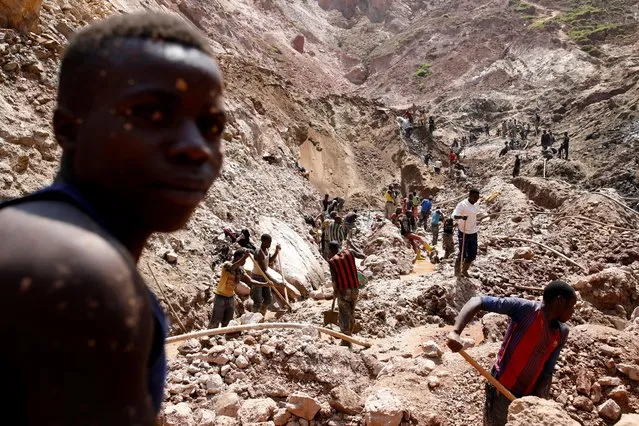 Labourers work at an open shaft of the SMB coltan mine near the town of Rubaya in the Eastern Democratic Republic of Congo, August 13, 2019. (Photo by Baz Ratner/Reuters)