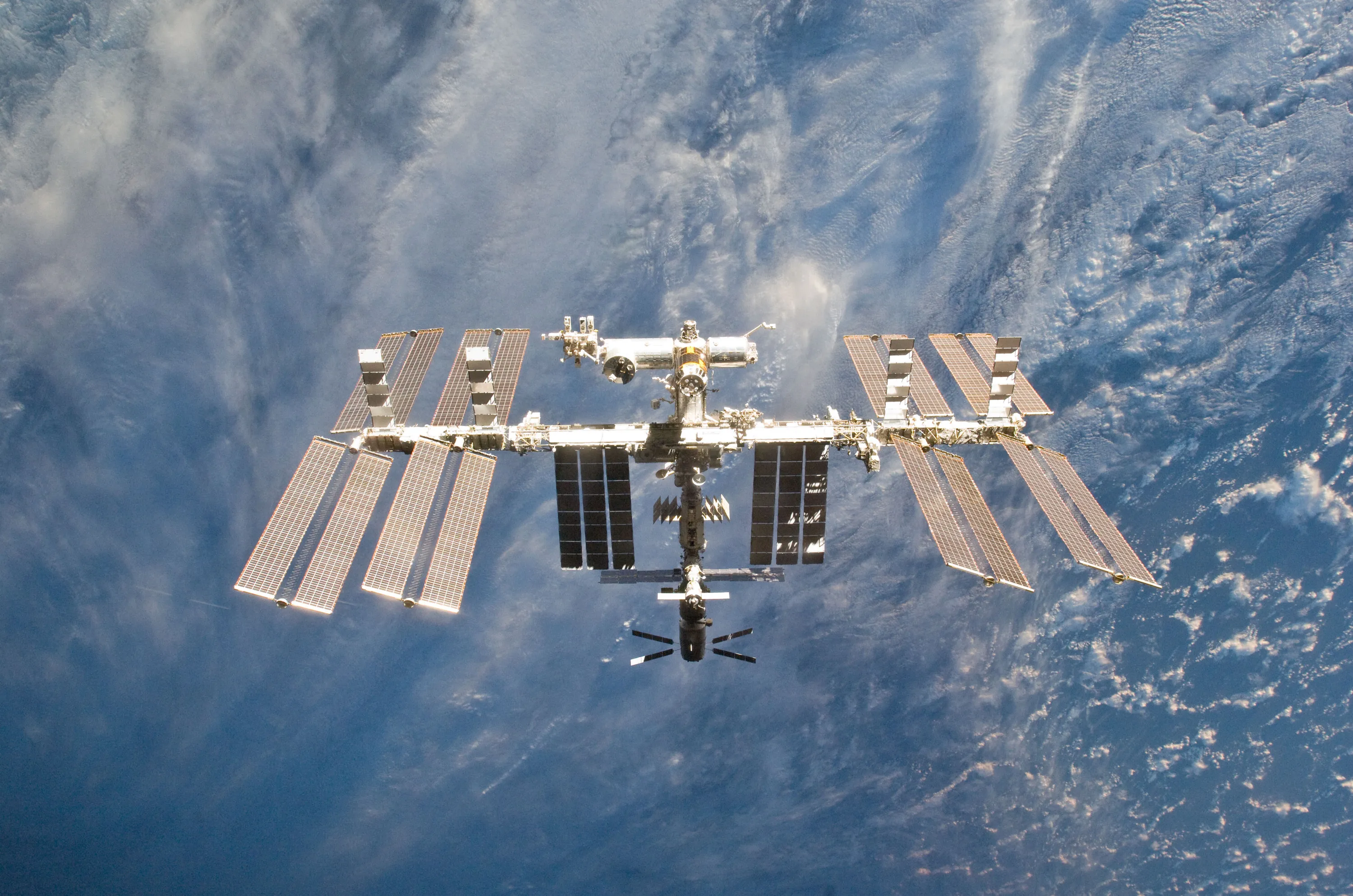 Какая космическая станция сейчас работает. Международная Космическая станция МКС. Космическая орбитальная станция МКС. МКС станция 2021. Модуль звезда МКС.