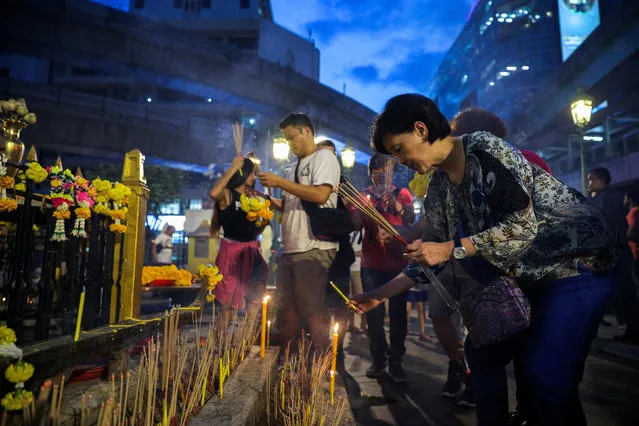 Tourists pray at Erawan Shrine, a Hindu shrine popular among tourists in central Bangkok, Thailand, October 16, 2017. (Photo by Athit Perawongmetha/Reuters)