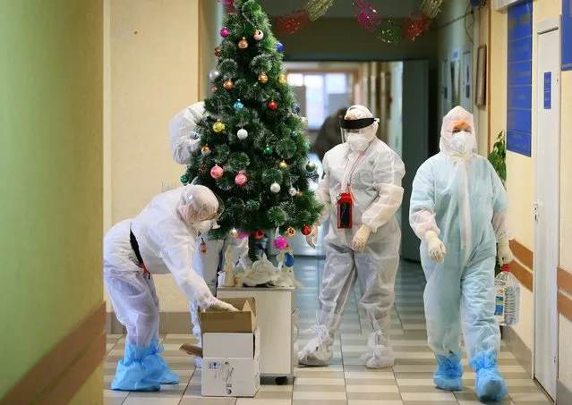 Medical workers put up a Christmas tree at Ivanovo City Clinical Hospital No 3 that admits COVID-19 patients in Ivanovo, Russia on December 10, 2020. (Photo by Vladimir Smirnov/TASS)