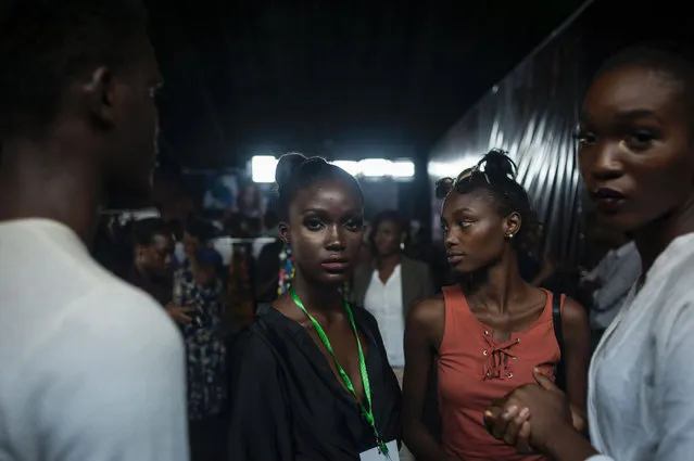 Models wait backstage prior to the start of a fashion show during the Lagos Fashion & Design Week in Nigeria on October 26, 2016. (Photo by Stefan Heunis/AFP Photo)