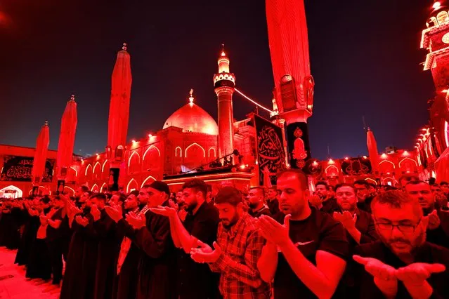 Shi'ite pilgrims pray while marking the death anniversary of Imam Ali, during the holy month of Ramadan at the shrine of Imam Ali in the holy city of Najaf, Iraq on April 12, 2023. (Photo by Thaier Al-Sudani/Reuters)