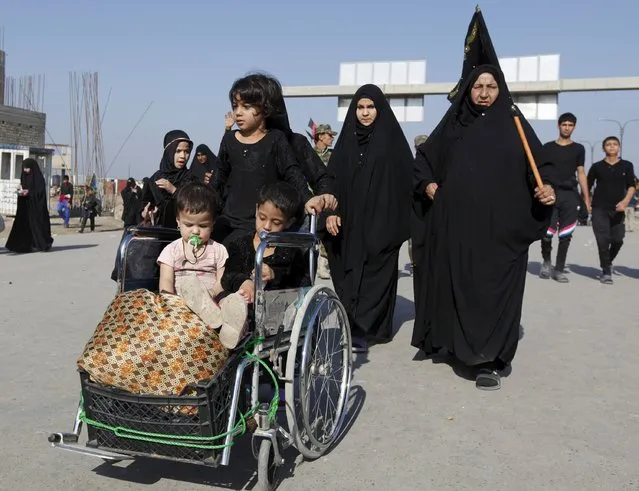 Shi'ite Muslim pilgrims travel to the holy city of Kerbala, ahead of the holy Shi'ite ritual of Arbaeen, in Baghdad, November 29, 2015. The Shi'ite ritual of Arbaeen marks the end of a 40-day mourning period for the killing of Prophet Mohammad's grandson Hussein 13 centuries ago. (Photo by Ahmed Saad/Reuters)