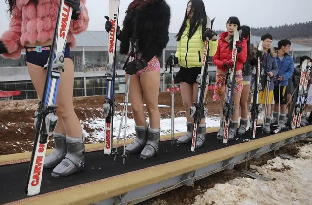Participants with no pants stand on a conveyor belt during a promotional event at a ski resort to echo the “No Pants Subway Ride” event, in Xuzhou, Jiangsu province January 13, 2015. (Photo by Reuters/Stringer)