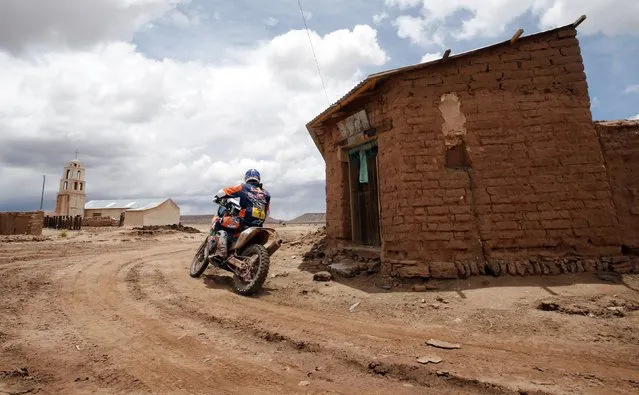 KTM rider Marc Coma of Spain rides during the 7th stage of the Dakar Rally 2015, from Iquique to Uyuni, January 11, 2015. (Photo by Jean-Paul Pelissier/Reuters)