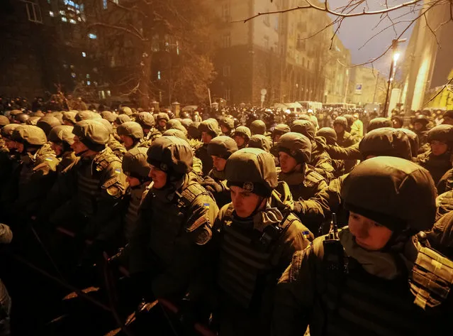 Members of the National Guard stand guard near the presidential administration building as activists of nationalist groups take part in an anti-government rally demanding the release of their supporters who were put in jail in Kiev, Ukraine, December 1, 2016. (Photo by Gleb Garanich/Reuters)
