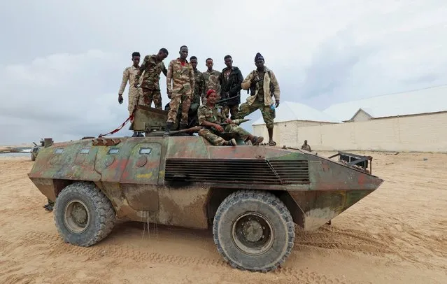 Somali military opposition troops from Hawiye clan move to their barracks after reaching an agreement with the prime minister following clashes over the tenure of the president in Mogadishu, Somalia on May 7, 2021. (Photo by Feisal Omar/Reuters)