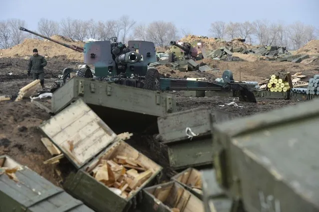 Cannons of the Ukrainian armed forces are seen at their positions, with shell boxes seen in the foreground, in Donetsk region, eastern Ukraine, February 20, 2015. Kiev accused Russia on Friday of sending more tanks and troops into eastern Ukraine and said they were heading towards the rebel-held town of Novoazovsk on the southern coast, expanding their presence on what could be the next key battlefront.REUTERS/Oleksandr Klymenko (UKRAINE - Tags: MILITARY CIVIL UNREST CONFLICT)