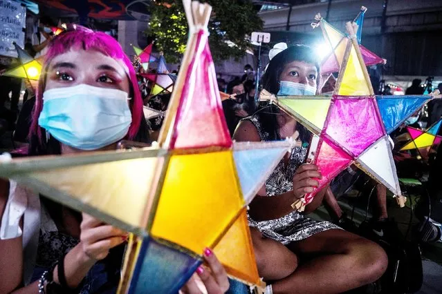 Protesters light up star-shaped lanterns during anti-government demonstration in downtown of Bangkok on May 10, 2021 in Bangkok, Thailand. Amidst the third wave of the coronavirus pandemic, anti-government activists gather in downtown of Bangkok to call for the releases of protest leaders who are remanded in custody. (Photo by Sirachai Arunrugstichai/Getty Images)