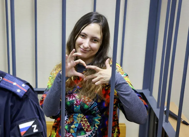 Artist Alexandra (Sasha) Skochilenko, who is charged with spreading false information about Russia's armed forces by means of replacing supermarket price tags with slogans protesting against the country's military campaign in Ukraine, makes a heart-shaped gesture inside an enclosure for defendants before a court hearing in Saint Petersburg, Russia on November 14, 2023. (Photo by Anton Vaganov/Reuters)