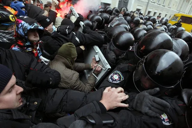 Protesters try to break a line of riot police near the presidential administration building during a rally by EU supporters in Kiev, Ukraine, 01 December 2013. (Photo by Sergey Dolzhenko/EPA)