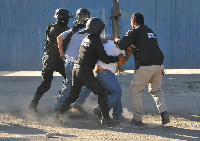 Policemen detain demonstrators during a protest against the rising prices of gasoline enforced by the Mexican government, in Monclova, in Coahuila state, Mexico, January 5, 2017. (Photo by Fidencio Alonso/Reuters/Courtesy of Zocalo de Monclova)