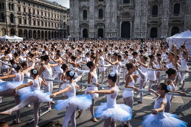 Italian ballet dancer Roberto Bolle (unseen) dances with 1,500 students of dance schools at Piazza Duomo on the occasion of the ​OnDance dance festival, in Milan, Italy, 04 September 2022. (Photo by Matteo Corner/EPA/EFE)