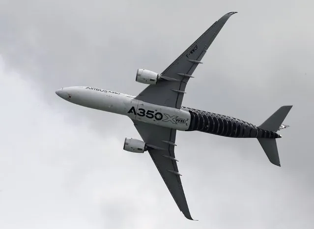 An Airbus A350 flies past during a preview aerial display of the Singapore Airshow at Changi exhibition center in Singapore February 14, 2016. (Photo by Edgar Su/Reuters)