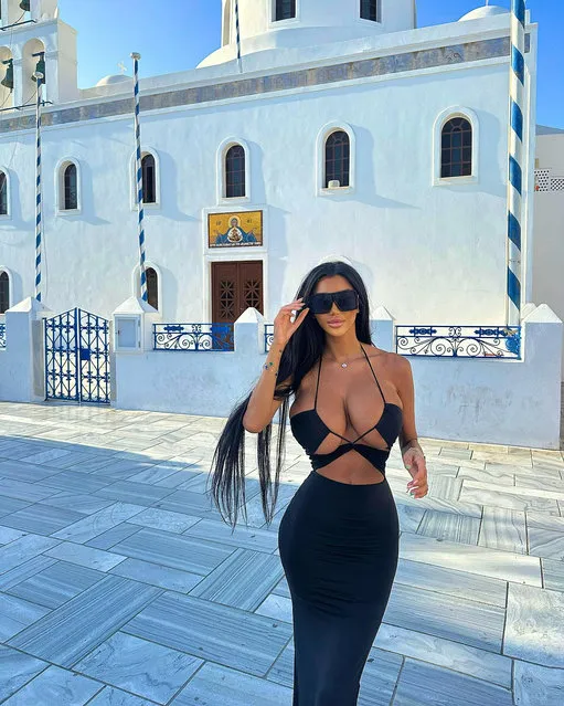 British model Chloe Khan posed in a barely there top  in Santorini, Greece in the second decade of November 2023. (Photo by Instagram)