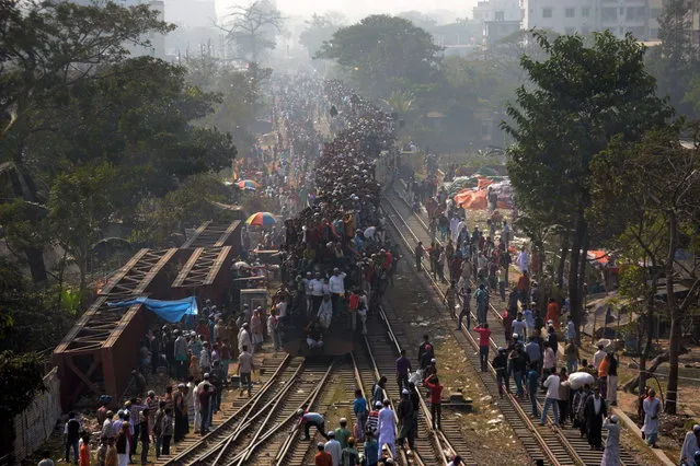 Bangladeshi Muslims arrive on an overcrowded train to attend the Biswa Ijtema or World Muslim Congregation at Tongi, about 30 kms north of Dhaka on January 26, 2014. (Photo by Munir Uz Zaman/AFP Photo)