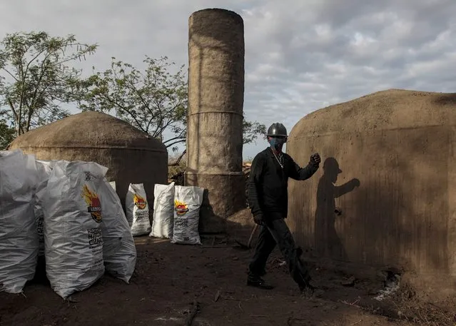 A labourer works at a traditional charcoal factory at a village in Nagarote town, Nicaragua, June 2, 2015. Around 300 families live off the sale of charcoal in this area located in the dry corridor of Nicaragua. Friday marks World Environment Day. Picture taken June 2, 2015. REUTERS/Oswaldo Rivas
