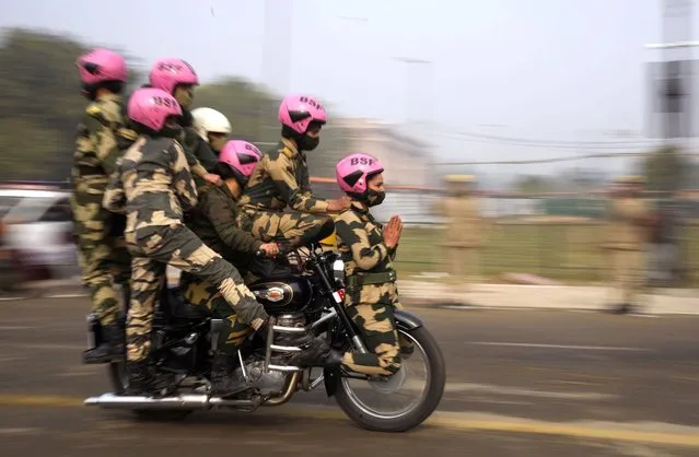 An all women team from Indian Border Security force displays their skill on a moving motorcycle during the rehearsal for the upcoming Republic Day parade at the Raisina hills, the government seat of power, in New Delhi, India, Thursday, January 20, 2022. India celebrates Republic Day on Jan. 26, highlighted by a march past by different branches of the military as well as a display of arms and missiles. (Photo by Manish Swarup/AP Photo)
