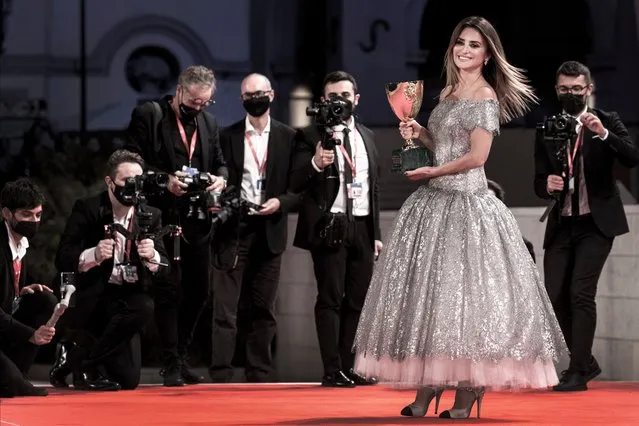 Penelope Cruz poses with the Copp Volpi for best actress for the movie Madres Paralelas during the awards winner photocall of the 78th Venice International Film Festival on September 11, 2021 in Venice, Italy. (Photo by Alessandra Benedetti – Corbis/Corbis via Getty Images)