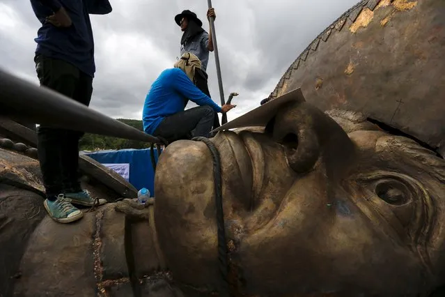 Labourers work on a giant bronze statue of former King Rama I at Ratchapakdi Park in Hua Hin, Prachuap Khiri Khan province, Thailand, August 4, 2015. The park is being constructed by the Thai army to honor past Thai monarchs and is situated on an army compound near the Klai Kangwon Palace. The project is estimated to cost about 700 million baht ($20,000,000), according to local media. (Photo by Athit Perawongmetha/Reuters)
