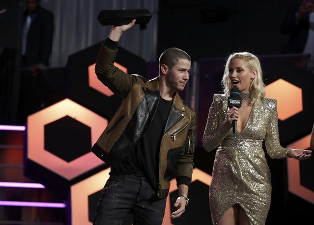 Nick Jonas accepts the international artist of the year award from presenter Liz Trinnear during the iHeartRadio Much Music Video Awards (MMVAs) in Toronto, Ontario, Canada June 19, 2016. (Photo by Fred Thornhill/Reuters)
