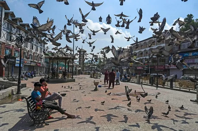 People sit on a bench along a street during a curfew in Srinagar on June 10, 2022. A spontaneous curfew in Srinagar against former India's Bharatiya Janata Party spokeswoman Nupur Sharma over her remarks about Prophet Mohammed. Her incendiary remarks on the Prophet Mohammed sparked outrage from the Islamic world and a diplomatic furore, but Nupur Sharma has long been a firebrand mouthpiece for India's Hindu nationalist government. (Photo by Tauseef Mustafa/AFP Photo)
