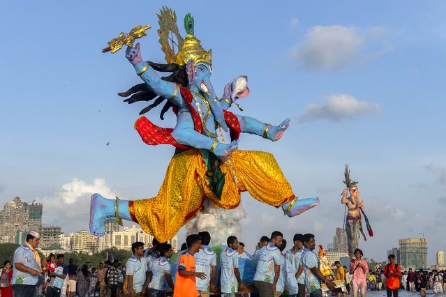 Devotees prepare to immerse a giant idol of elephant-headed Hindu god Ganesha in the Arabian Sea, marking the end of the 10-day long Ganesh Chaturthi festival in Mumbai, India, Tuesday, September 17, 2024. (Photo by Rafiq Maqbool/AP Photo)