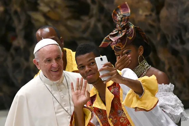 A pilgrim takes a selfie with Pope Francis before the start of the weekly general audience in the Paul VI Hall at the Vatican, Wednesday, August 2, 2017. (Photo by Alberto Pizzoli/AFP Photo)