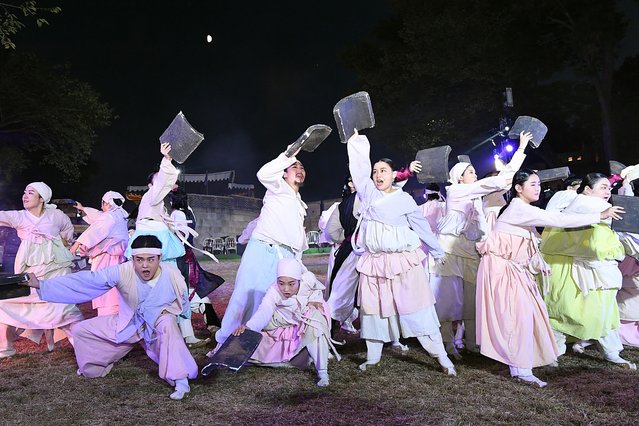 On the afternoon of the October 12, 2024, when the Dongrae-eupseong History Festival was held, actors who played the roles of volunteer soldiers in the musical “Lonely Castle”, which reenacted the fierce Dongrae-seong Battle during the Imjin War, performed at the Dongrae-eupseong North Gate Plaza in Busan. (Photo by Dongrae-gu)