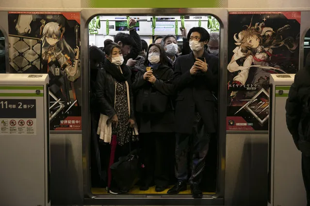 Commuters wearing masks stand in a packed train at the Shinagawa Station in Tokyo, Monday, March 2, 2020. Coronavirus has spread to more than 60 countries, and more than 3,000 people have died from the COVID-19 illness it causes. (Photo by Jae C. Hong/AP Photo)