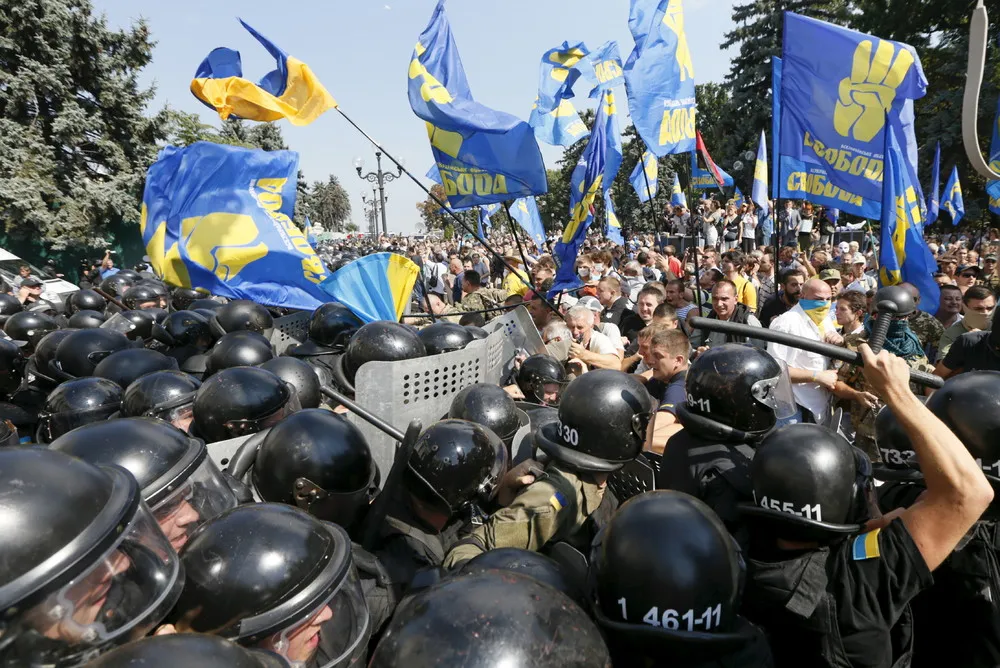 Clashes outside Ukraine Parliament