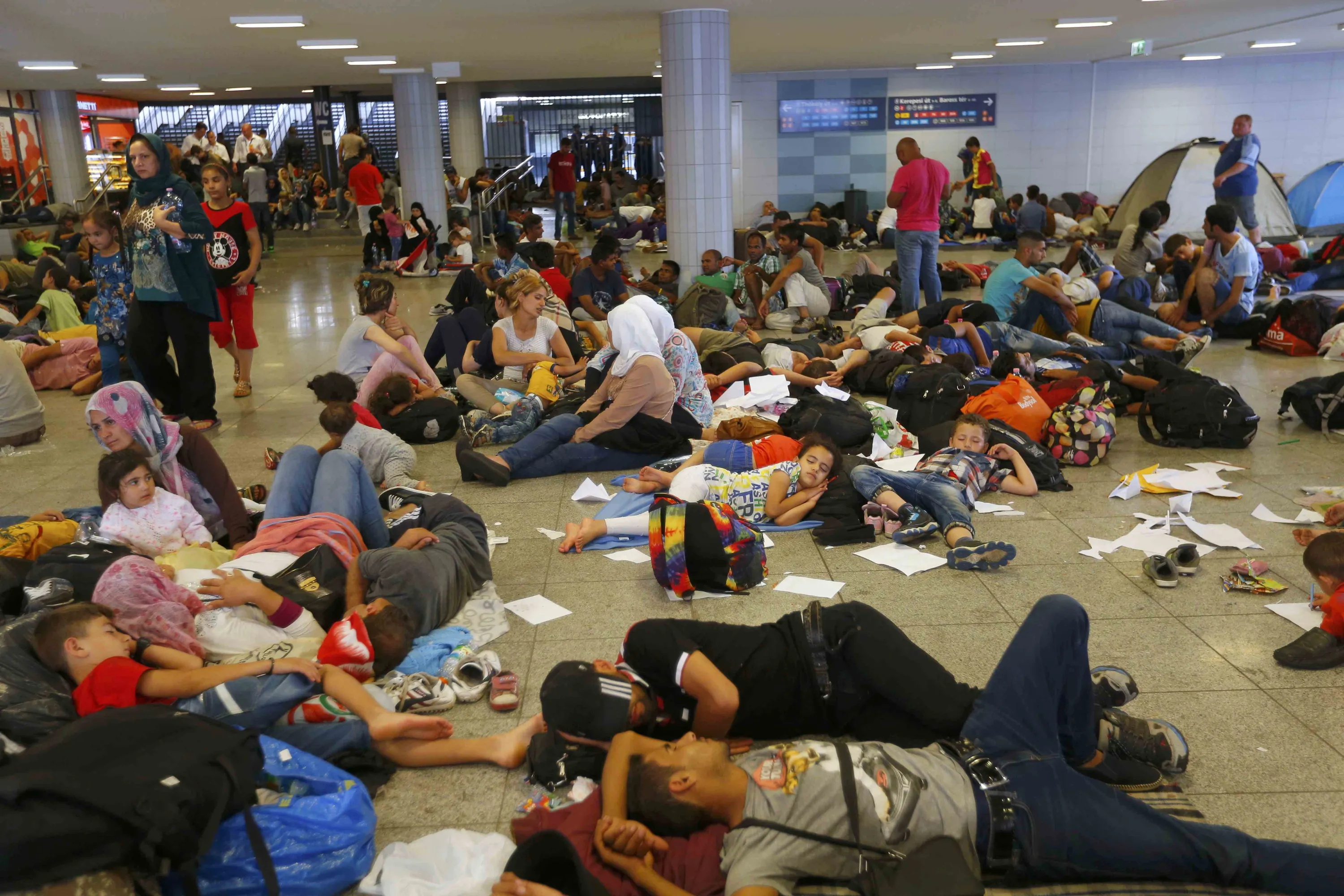 Как живут эмигранты. Вокзал Брюссель мигранты. Брюссель вокзал с беженцами. Беженцы в Бельгии. Мигранты в Европе.