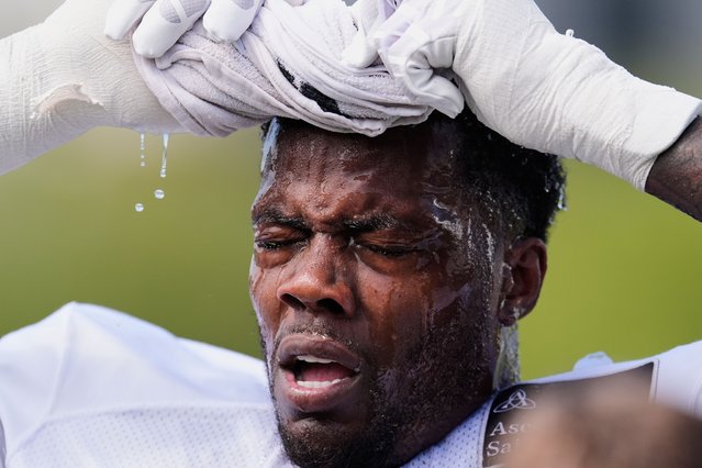 Tennessee Titans linebacker Arden Key uses a wet towel to cool off after practice at the team's NFL football training camp, Tuesday, July 29, 2025, in Nashville, Tenn. (Photo by George Walker IV/AP Photo)