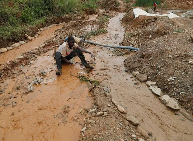 A young man works at Makala gold mine camp near the town of Mongbwalu in Ituri province, eastern Democratic Republic of Congo on April 7, 2018. (Photo by Goran Tomasevic/Reuters)