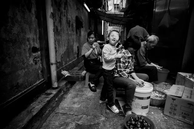 Daily Life in Hong Kong. (Photo by Jerry Lee)