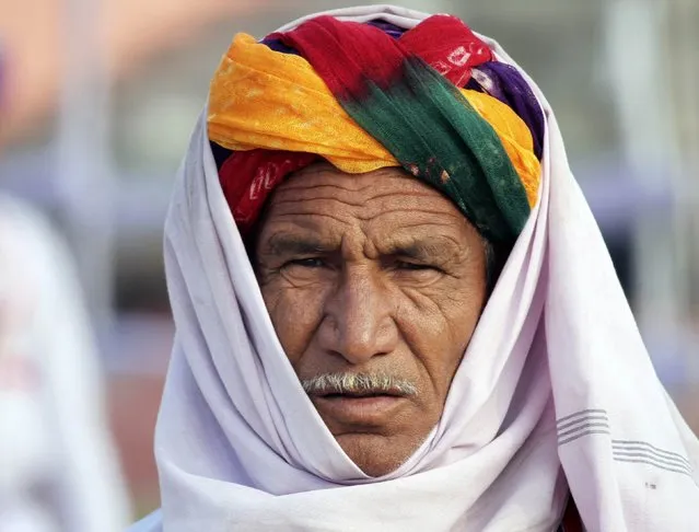 An artist wearing a traditional headgear waits to perform in the Republic Day parade in the northern Indian city of Ajmer January 26, 2015. (Photo by Himanshu Sharma/Reuters)