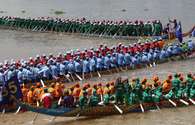Participants row their boats at the start of a boat race near the Royal Palace during the annual Water Festival on the Tonle Sap river in Phnom Penh, Cambodia November 13, 2016. (Photo by Samrang Pring/Reuters)