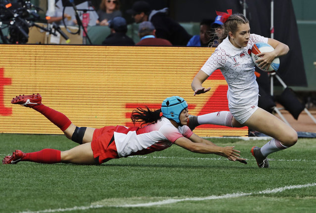 England's Holly Aitchison, right, scores past Japan's Honoka Tsutsumi during the Women's Rugby Sevens World Cup in San Francisco, Saturday, July 21, 2018. (Photo by Jeff Chiu/AP Photo)