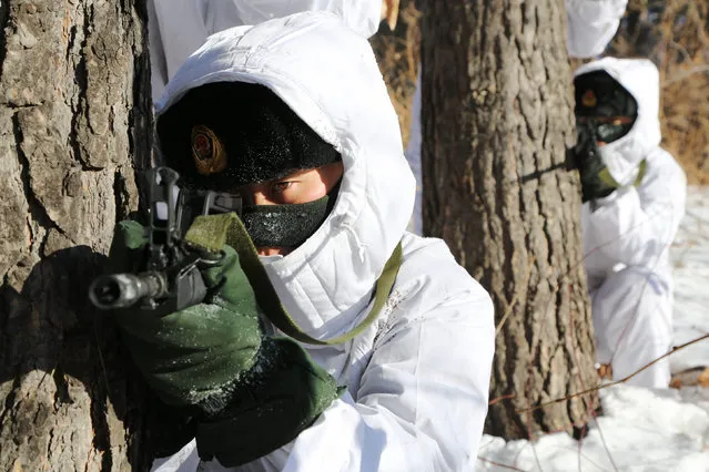 Soldiers of China's People's Liberation Army (PLA) take part in training in temperatures below minus 30 degrees Celsius (minus 22 degrees Fahrenheit) at China's border with Russia in Fuyuan, Heilongjiang province, January 14, 2016. (Photo by Reuters/China Daily)