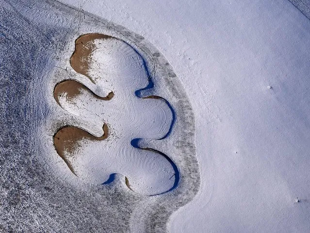 Aerial view taken on January 19, 2016 shows the sand bunker of a golf course covered in snow near Michendorf, northeastern Germany. (Photo by Ralf Hirschberger/AFP Photo/DPA)