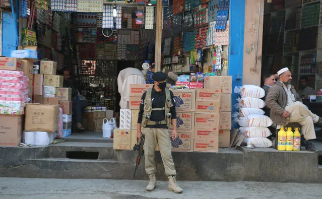 A policeman stands guard at a market in Mingora, in Swat Valley, Pakistan December 4, 2016. (Photo by Hazrat Ali Bacha/Reuters)